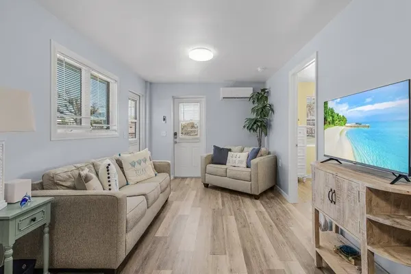Photo 1 - 412 Harbor Hideaway: 2BD Cottage, Walk to Times Square!