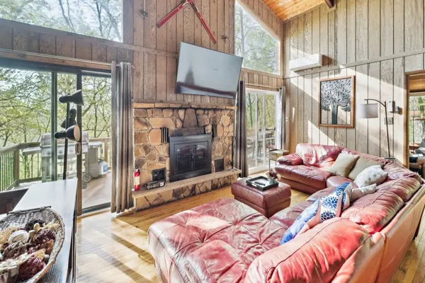 Photo 1 - Charming Porter House in the heart of the Poconos