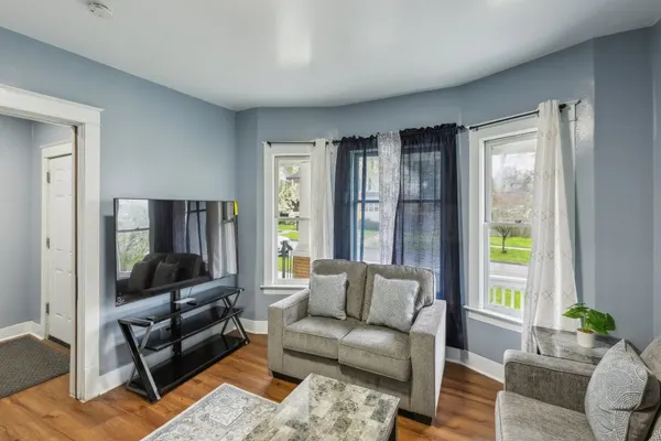 Photo 1 - Comfy 3BR Flat Close to the Falls