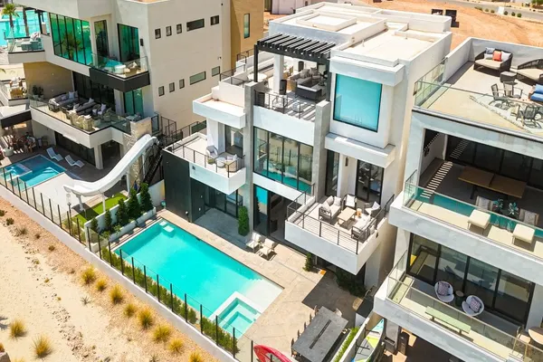 Photo 1 - Luxury Beachside