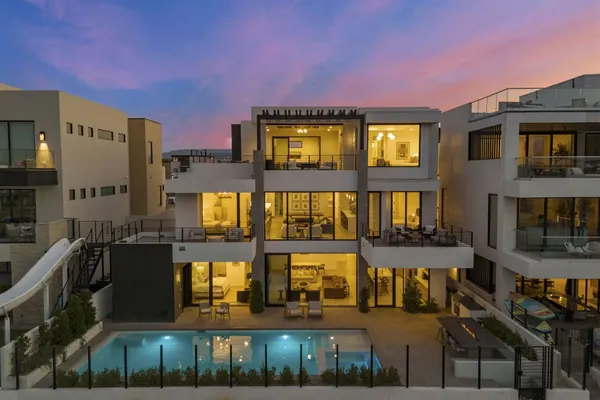 Photo 1 - Luxury Beachside
