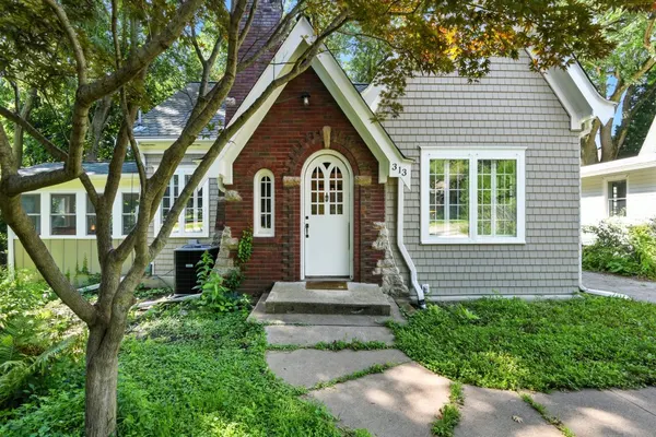Photo 1 - Charming Manville Heights Cottage Retreat