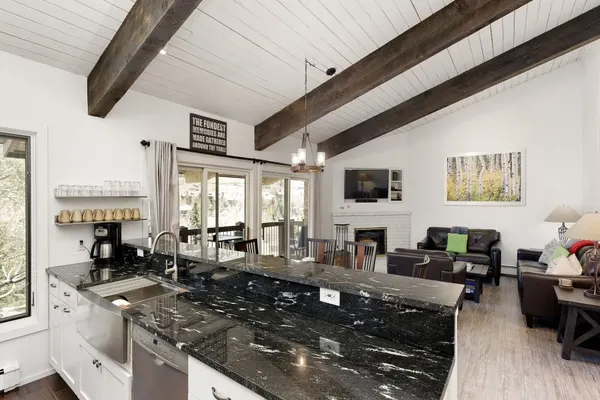 Photo 1 - 3 bedroom condo with hot tub!