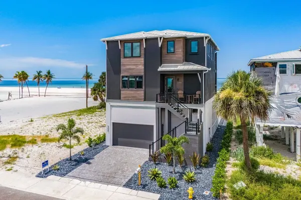 Photo 1 - 5350 Chasing Sunshine: 5BD/4.5BA Pool Home!