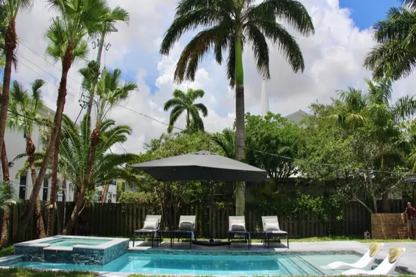 Photo 1 - Friendly Fox Luxury Pool & Spa - Near DT & Beach