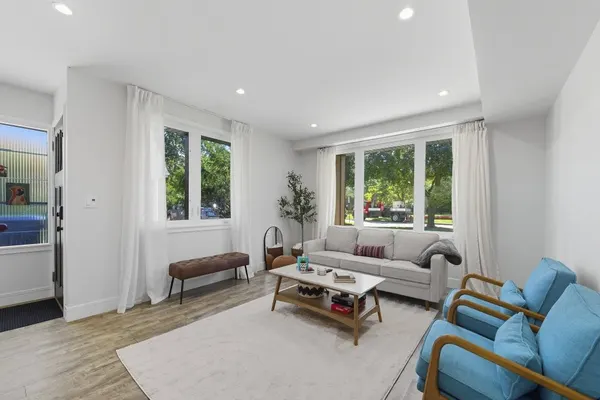 Photo 1 - Bright Modern 3Bed 2.5Bath Evanston Home w/Parking
