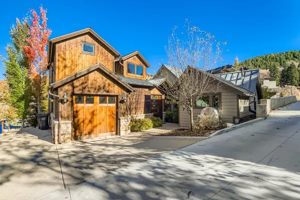 Photo 1 - King Road Luxury Lodge, Private Hottub, Game Room, Media Room 45