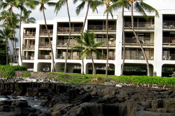 Photo 1 - Beautiful Hawaiian Oceanfront Condo w private lanai and ocean breezes