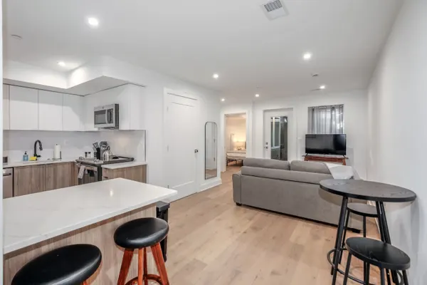 Photo 1 - 1 Bedroom Capitol Hill Suite - 3 min walk to Metro!