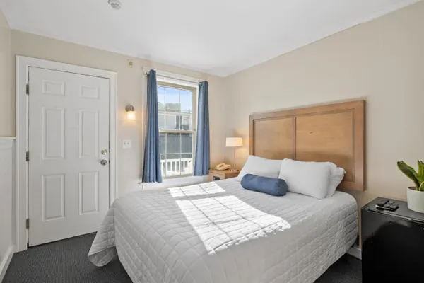 Photo 1 - Cozy Queen Room Near Beach & Dining (305)