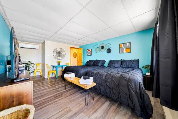 Photo 1 - Comfortable Motel Room–2 Full Beds, Pool & Parking
