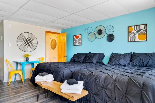 Photo 1 - Spacious Room  2 Full Beds, Pool & Onsite Parking