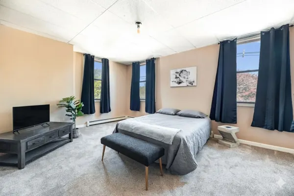 Photo 1 - Warm & Stylish 4BR Retreat w/ Modern Workspace