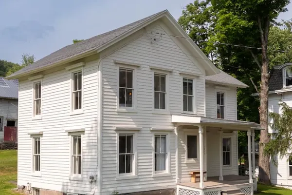 Photo 1 - 3BR Gem in Historic Hamlet Pet Friendly