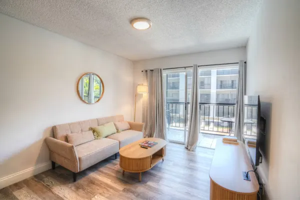 Photo 1 - 2 bed/2bath apt near beach w/pool & parking