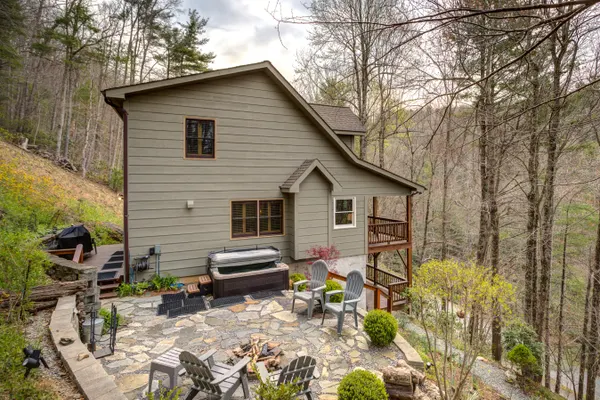 Photo 1 - Hot Tub, Fire Pit, Game Room, Pet Friendly, Hiking