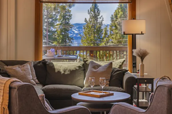 Photo 1 - Spacious 5 BDR Lakeview Hot-Tub A+ Amenities