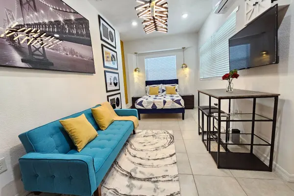 Photo 1 - Central Vibrant Studio Triplex @Mills50