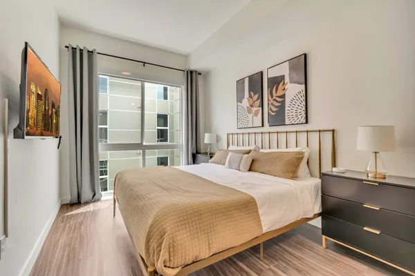 Photo 1 - Beautiful 2 Bedroom Free Parking w King Beds