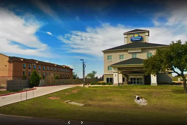 Photo 1 - Days Inn & Suites by Wyndham Mineral Wells