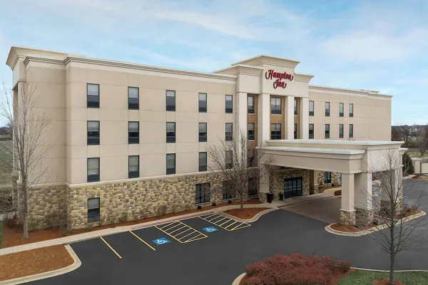 Photo 1 - Hampton Inn Yorkville