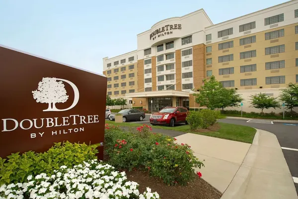 Photo 1 - DoubleTree by Hilton Sterling - Dulles Airport