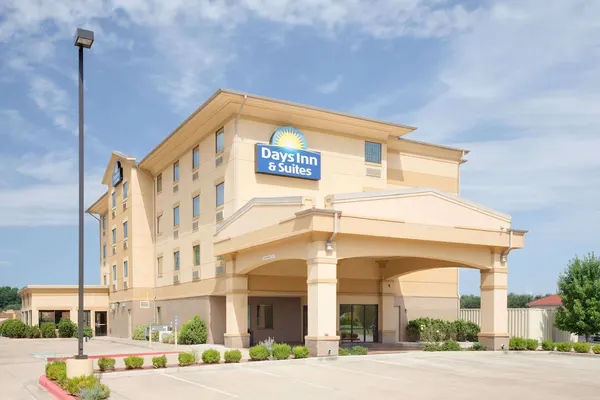 Photo 1 - Days Inn & Suites by Wyndham Russellville