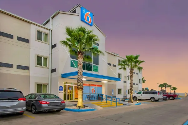 Photo 1 - Motel 6 Eagle Pass, TX - Lakeside