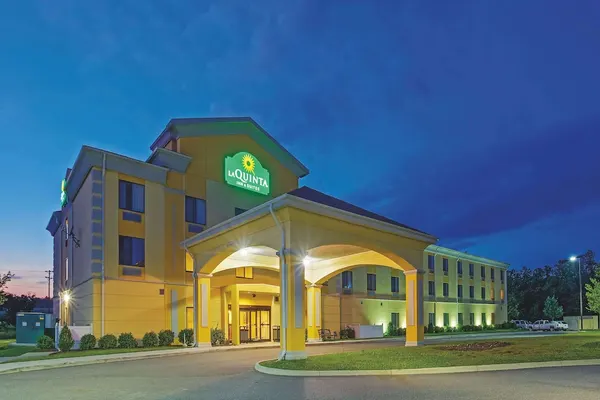 Photo 1 - La Quinta Inn & Suites by Wyndham Richmond - Kings Dominion