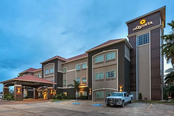 Photo 1 - La Quinta Inn & Suites by Wyndham Alvin