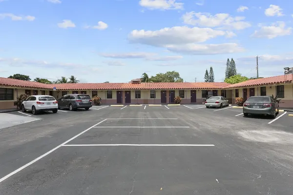 Photo 1 - Deluxe Inn