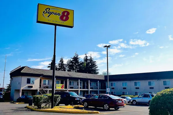 Photo 1 - Super 8 Lynnwood