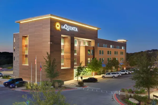 Photo 1 - La Quinta Inn & Suites by Wyndham Lakeway