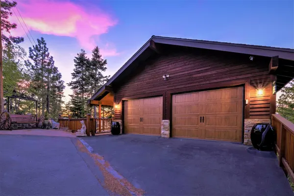 Photo 1 - Lx10: Lake View Jewel Estate With Pool Table