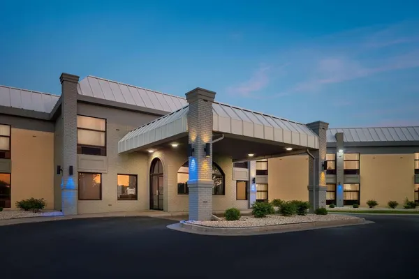 Photo 1 - Days Inn & Suites by Wyndham Merrillville