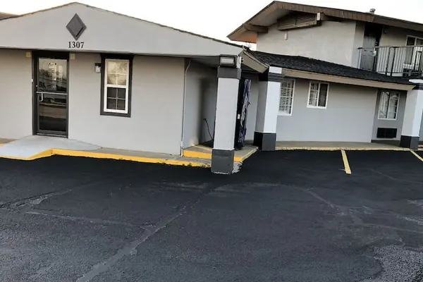 Photo 1 - Deluxe Inn & Suites By OYO Miami OK