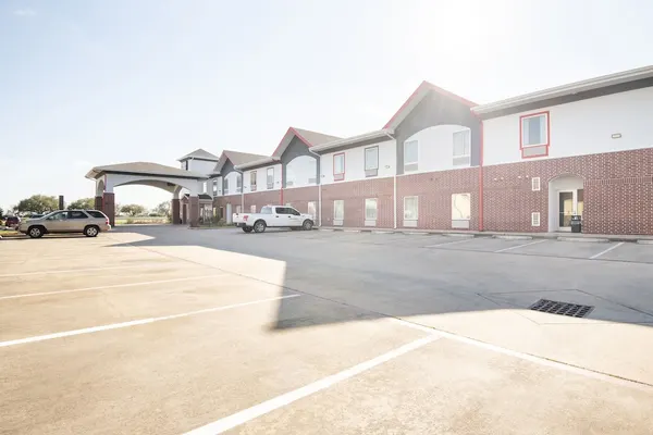 Photo 1 - OYO Townhouse Clute Lake Jackson