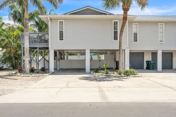 Photo 1 - 7 Doors Down 3 Bedroom Villa by RedAwning