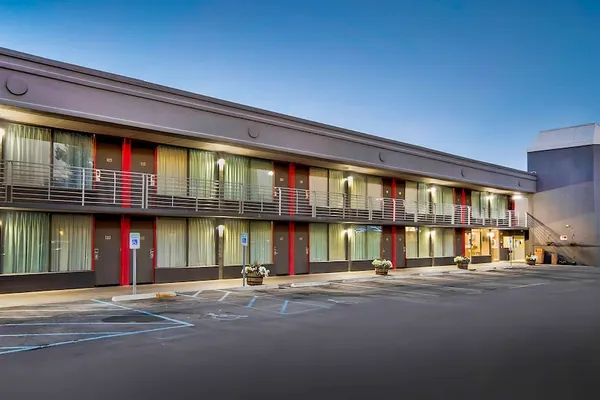 Photo 1 - Motel 6 Louisville, KY - Airport - Fair Expo