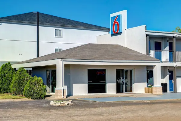 Photo 1 - Motel 6 Sulphur Springs, TX