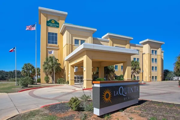 Photo 1 - La Quinta Inn & Suites by Wyndham Pearsall