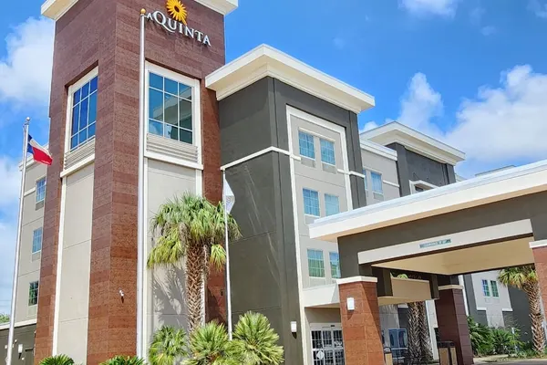 Photo 1 - La Quinta Inn & Suites by Wyndham Pearsall