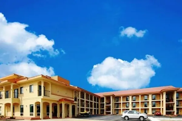 Photo 1 - Fairway Inn