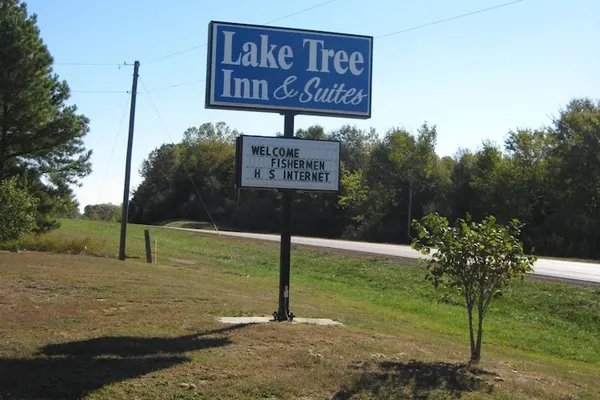 Photo 1 - Laketree Inn And Suites Marion