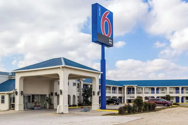 Photo 1 - Motel 6 Seguin, TX