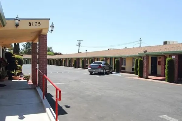 Photo 1 - King's Rest Motel