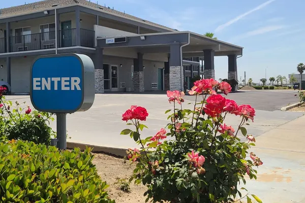 Photo 1 - SureStay Hotel by Best Western Chowchilla Yosemite