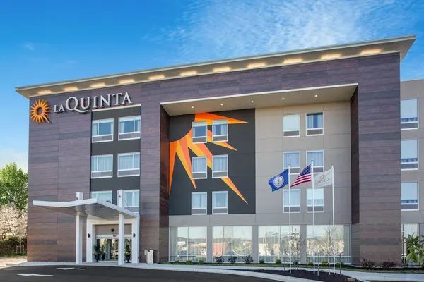 Photo 1 - La Quinta Inn & Suites by Wyndham Manassas Va-Dulles Airport