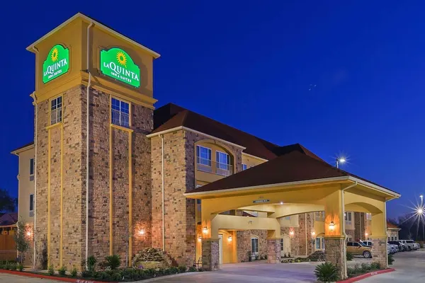 Photo 1 - La Quinta Inn & Suites by Wyndham Floresville