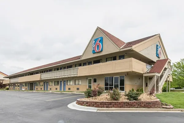 Photo 1 - Motel 6 Overland Park, KS